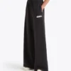 L. Pantaloni Pantaloni de trening Flare Athl. Logo cu croială lejeră L. Pantaloni Pantaloni de trening Flare Athl. Logo cu croială lejeră