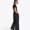 L. Pantaloni Pantaloni de trening Flare Athl. Logo cu croială lejeră L. Pantaloni Pantaloni de trening Flare Athl. Logo cu croială lejeră