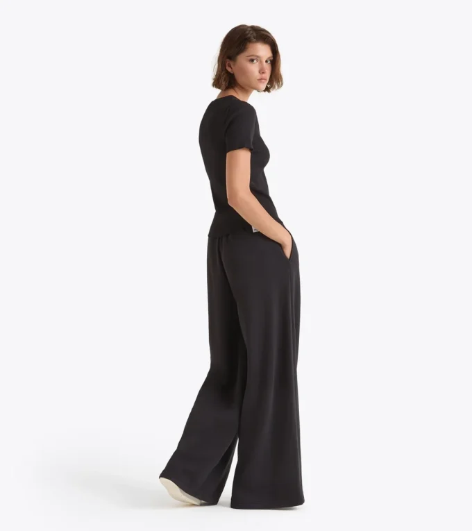 L. Pantaloni Pantaloni de trening Flare Athl. Logo cu croială lejeră L. Pantaloni Pantaloni de trening Flare Athl. Logo cu croială lejeră