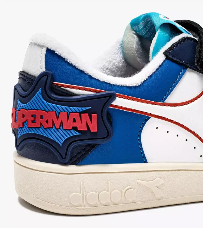 Magic Basket Low Ps Superman Adidași sport – Băieți – 4-8 ani Magic Basket Low Ps Superman Adidași sport – Băieți – 4-8 ani