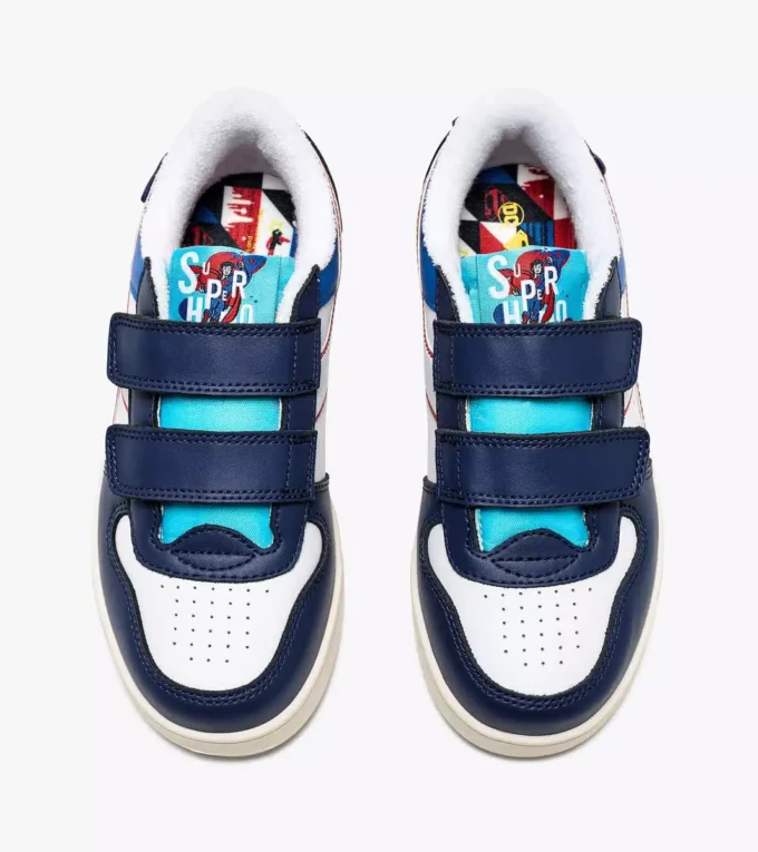 Magic Basket Low Ps Superman Adidași sport – Băieți – 4-8 ani Magic Basket Low Ps Superman Adidași sport – Băieți – 4-8 ani
