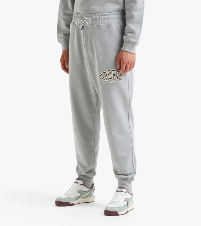 Pantaloni jogger Pantaloni jogger Legacy din bumbac reciclat – Fabricat în Italia – Unisex Pantaloni jogger Pantaloni jogger Legacy din bumbac reciclat – Fabricat în Italia – Unisex
