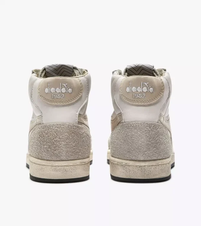 Prestige High Adidași Heritage folosiți, confecționați din piele Prestige High Adidași Heritage folosiți, confecționați din piele