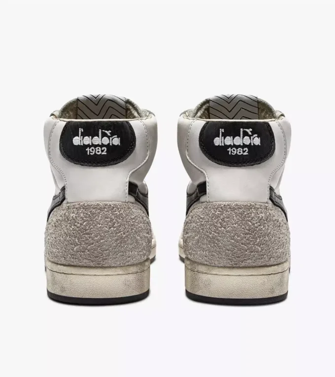 Prestige High Adidași Heritage folosiți, confecționați din piele Prestige High Adidași Heritage folosiți, confecționați din piele