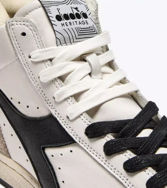 Prestige High Adidași Heritage folosiți, confecționați din piele Prestige High Adidași Heritage folosiți, confecționați din piele